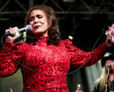 The great American singer Loretta Lynn is not anymore: died at the age of 90 years.